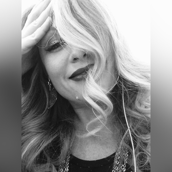 Meet your Posher, April - Picture 1 of 5